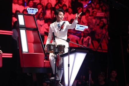 Giọng hát Việt nhí tập 4: Vũ Cát Tường vừa đánh trống vừa 