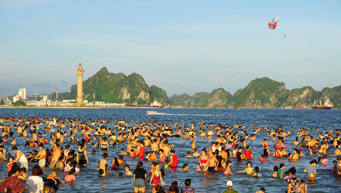 Biển Hạ Long chật kín người dịp nghỉ lễ 2/9