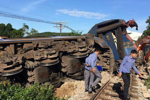 Tàu hỏa chạy Hà Nội đi Sài Gòn bị húc chệch đường ray