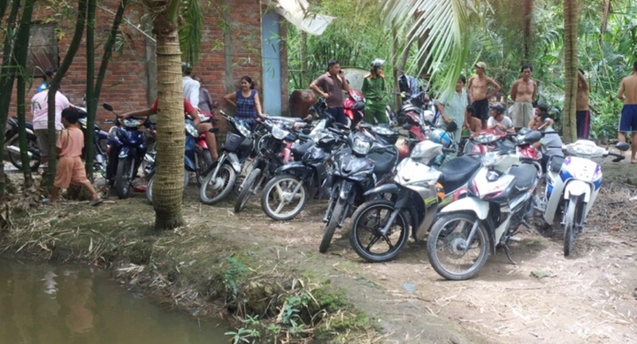 Hàng chục con bạc tháo chạy thoát thân khi bị công an truy bắt