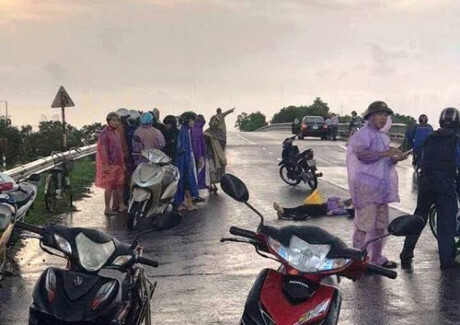 Đôi nam nữ đi xe máy bị sét đánh, một người tử vong