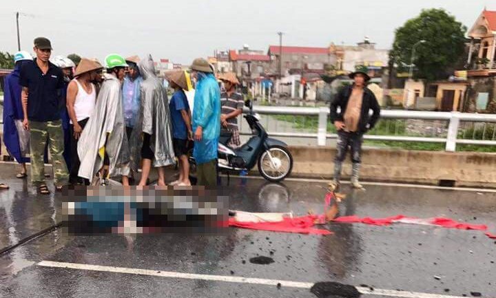 Một phụ nữ bị sét đánh chết khi đi qua cầu