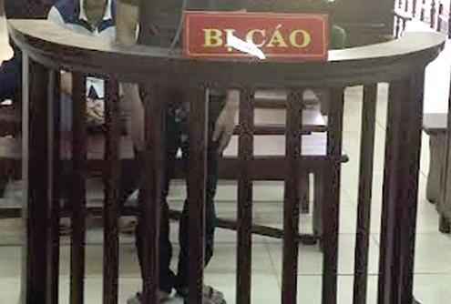 Cản trở người bào chữa tiếp xúc với bị cáo tại phiên tòa: 