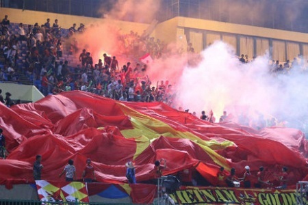 Cổ động viên Việt Nam đốt pháo trên sân Campuchia, AFC tính phạt nặng VFF?