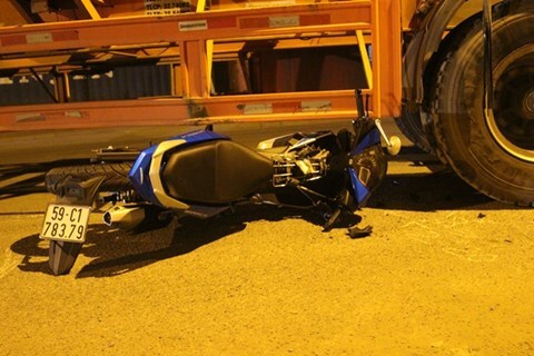 Đâm vào xe container đang lùi, nam thanh niên tử vong