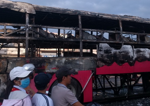 Xe khách giường nằm bốc cháy, 30 hành khách hoảng loạn