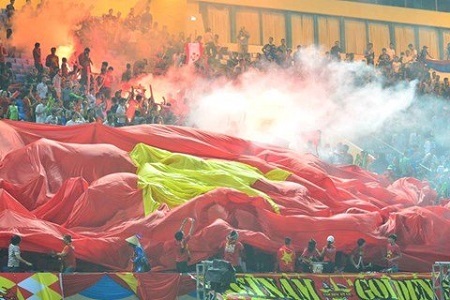 Cổ động viên Việt Nam đốt pháo trên sân Campuchia, VFF bị phạt 10.000 USD