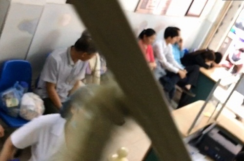 Lỗ hổng phòng khám tư: Vợ bác sĩ, chồng bán thuốc