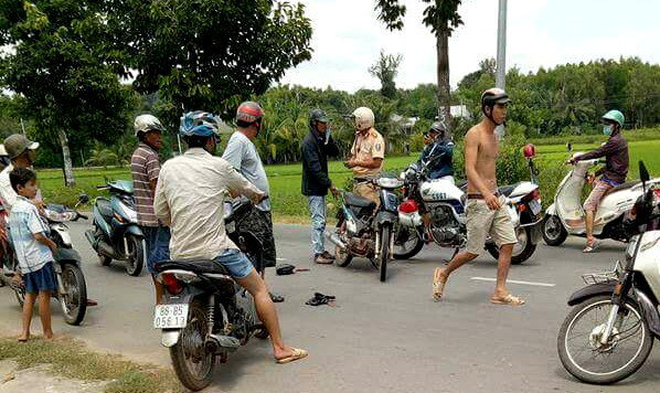 Kẻ trộm chó bị dân vây đuổi, lao thẳng xe máy vào người