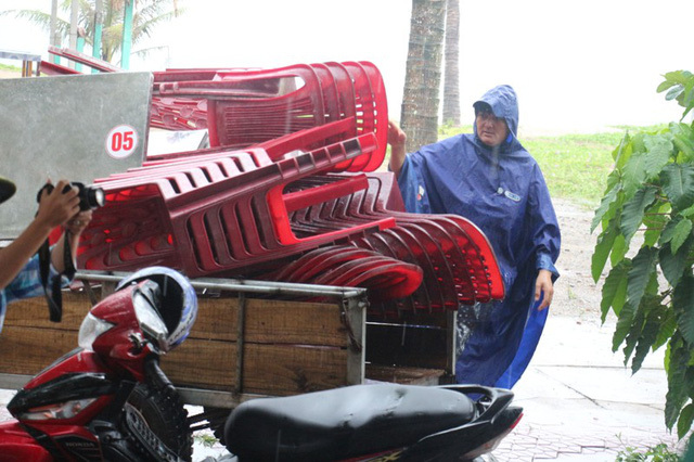 Dân miền Trung hối hả chạy 