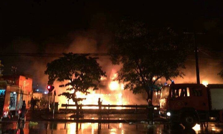 Hà Nội: Siêu thị bốc cháy ngùn ngụt trong đêm mưa