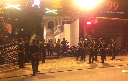 Đột kích quán bar phát hiện ma túy đá vứt vương vãi trên sàn nhà