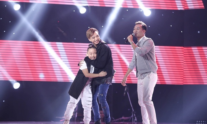 Giọng hát Việt nhí 2017: Nhờ Big Bang, Soobin Hoàng Sơn chiêu mộ được cậu bé búi tóc