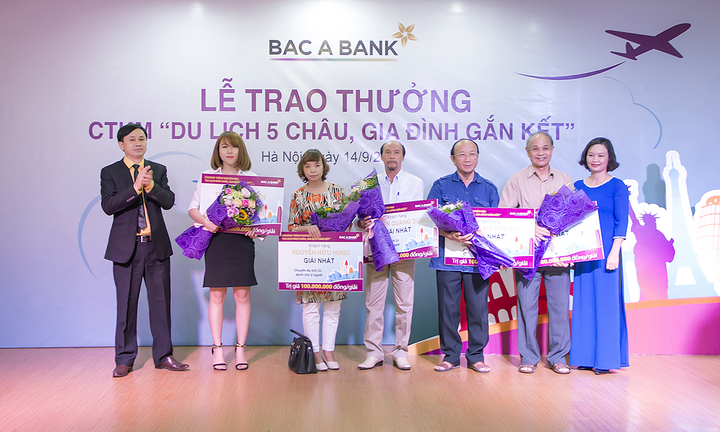 Khách hàng may mắn trúng giải thưởng nửa tỷ từ BAC A BANK
