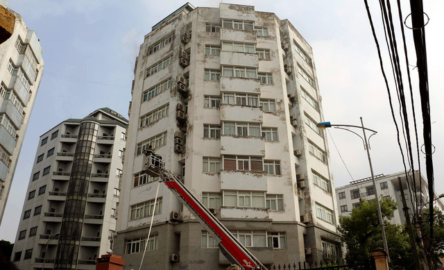 Cảnh sát điều xe thang chữa cháy tòa nhà 9 tầng của Bộ Nông nghiệp