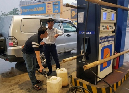 Yêu cầu đóng cửa cây xăng tự ý nâng giá bán sau cơn bão số 10