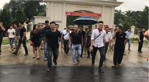 Cộng đồng mạng xôn xao với màn chào đón đại ca ra tù của 