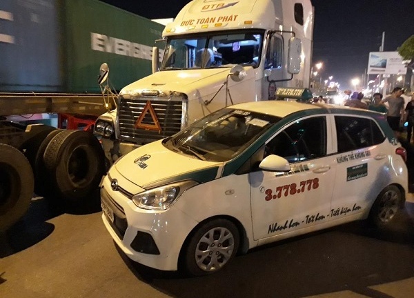 Container mất lái đâm hàng loạt xe đang dừng đèn đỏ