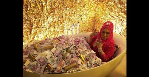 Khi nhà giàu nổi cơn khoe của: Ngụp lặn trong bồn tiền, vàng, trang sức