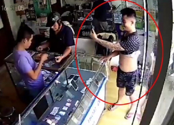 Thanh niên cầm iPhone 6S Plus rồi bỏ chạy 