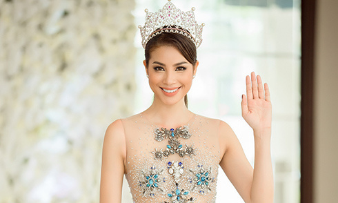 Phạm Hương thay đổi phong cách liên tục, đội vương miện quyền lực làm host