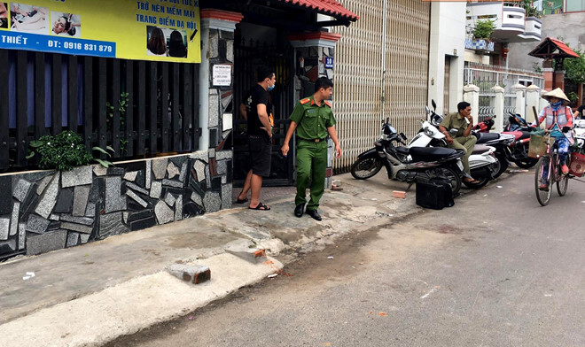 Đòi ngủ lại nhà vợ cũ, người đàn ông bị nhân tình đâm tử vong