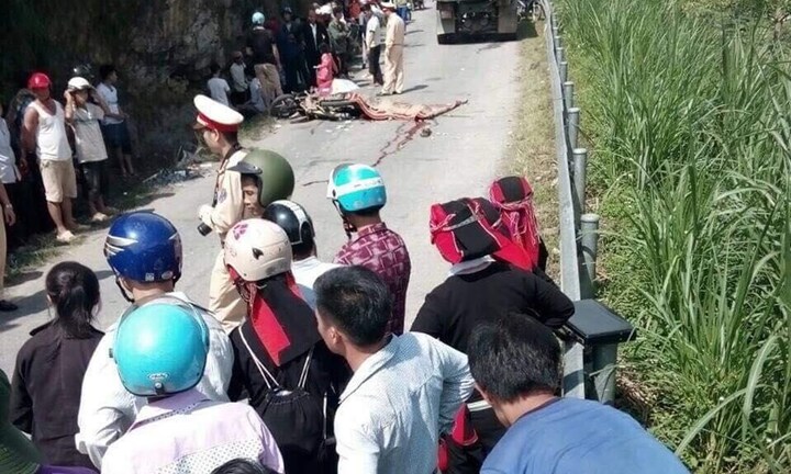 Tai nạn giao thông, 3 mẹ con chết thảm dưới gầm xe tải