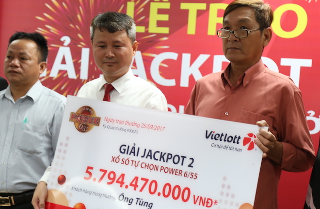Người đầu tiên nhận giải Jackpot Power 6/55 không đeo mặt nạ