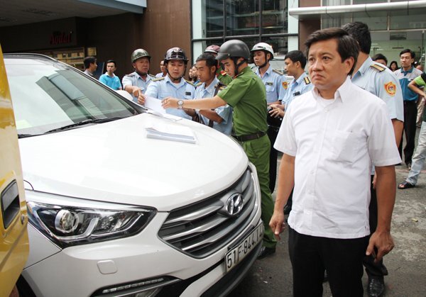 Ông Đoàn Ngọc Hải truy vấn chủ cơ sở nước đá về việc chung chi tiền cho cán bộ