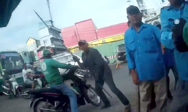 Tài xế Grab bị xe ôm đánh 