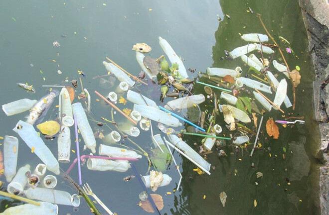 Công an vào cuộc vụ bao cao su nổi trắng ở Hồ Tây