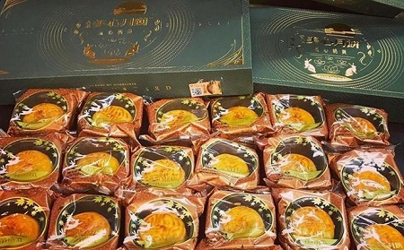 Lãi 300 triệu/tháng nhờ buôn bánh trung thu xách tay