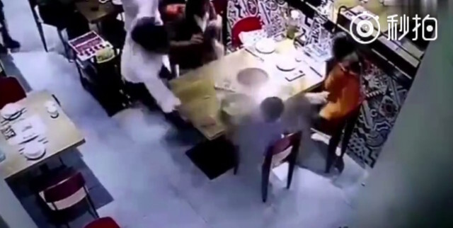 Tá hỏa thấy nồi lẩu nóng hắt vào mặt cháu bé
