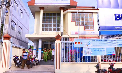 Táo tợn dùng súng, bịt mặt xông vào cướp ngân hàng ở Vĩnh Long