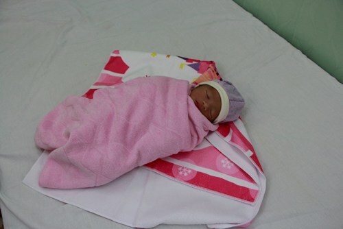 Bé gái sơ sinh còn nguyên dây rốn bị bỏ rơi dưới gầm cầu