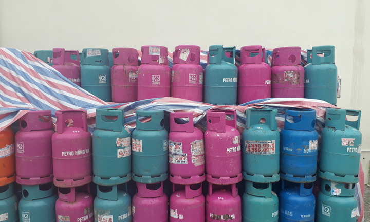Hàng trăm vỏ bình gas bị Quản lý thị trường thu giữ vì có dấu hiệu “bất thường”