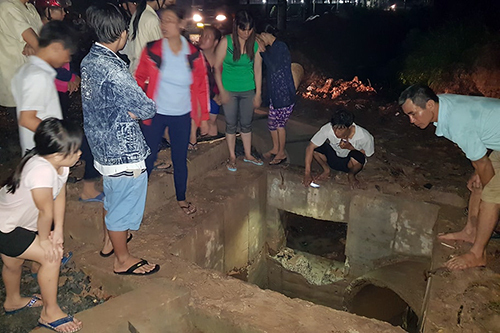 Bé trai 11 tuổi bị nước cuốn vào cống mất tích