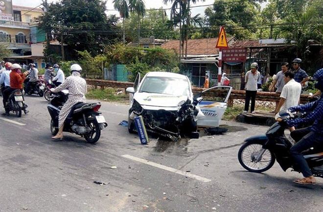 Đang chở khách, taxi mất lái va bật gốc trụ đèn cao áp
