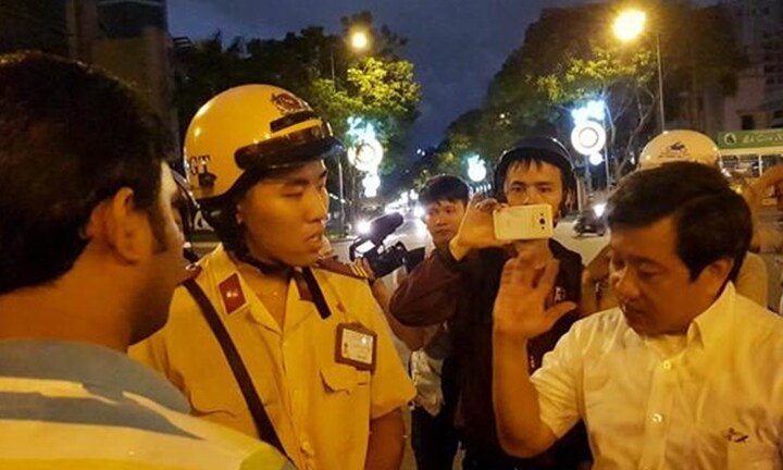 Ông Đoàn Ngọc Hải xin lỗi 2 du khách Ấn Độ bị cướp ở Sài Gòn