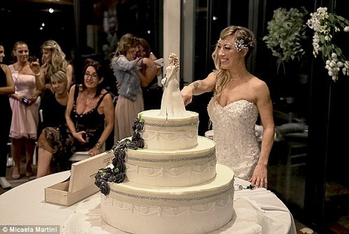 Không tìm được người yêu ưng ý, cô gái 40 tuổi tự kết hôn với chính mình