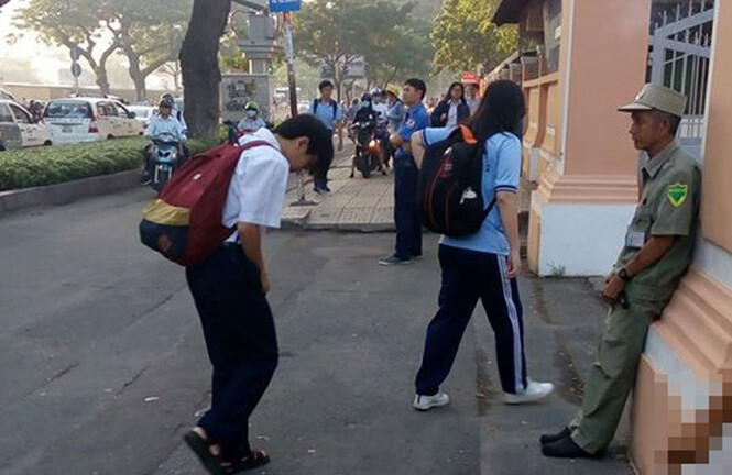 Ấm lòng hình ảnh học sinh cúi đầu chào bác bảo vệ trước khi vào trường