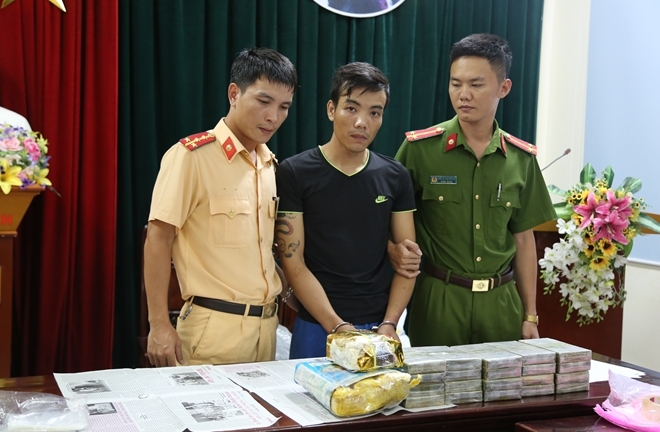 Nghi can đi xe SH chở 20 bánh heroin rút dao chống trả cảnh sát