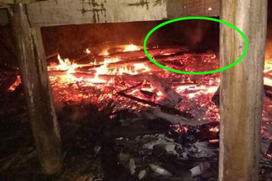 Đổ nhầm xăng thắp đèn dầu: Hai mẹ con như đuốc sống, nhà cháy rụi