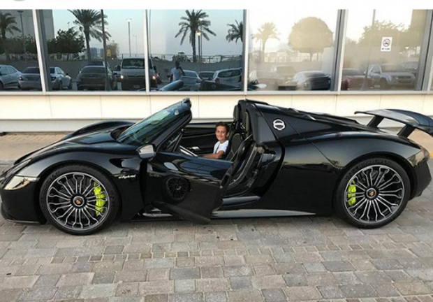 Cận cảnh cuộc sống xa hoa ở Dubai của triệu phú điển trai 37 tuổi từng nghiện rượu