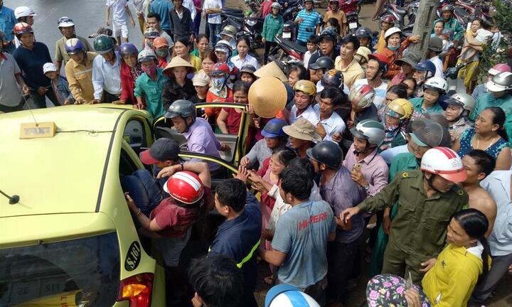 Mất lái, xe chở gỗ dăm tông sập 4 nhà dân, một người trọng thương