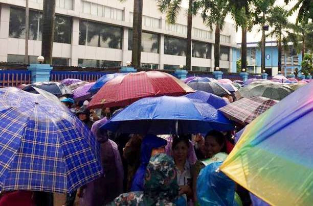 Thanh Hóa: Gần 7.000 công nhân đội mưa đình công, yêu cầu đối thoại