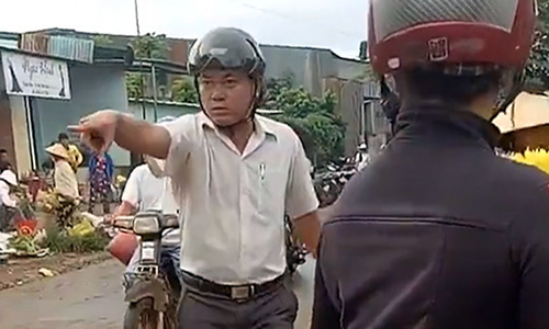 Trưởng công an xã đá văng hàng hóa của người dân khi dẹp vỉa hè