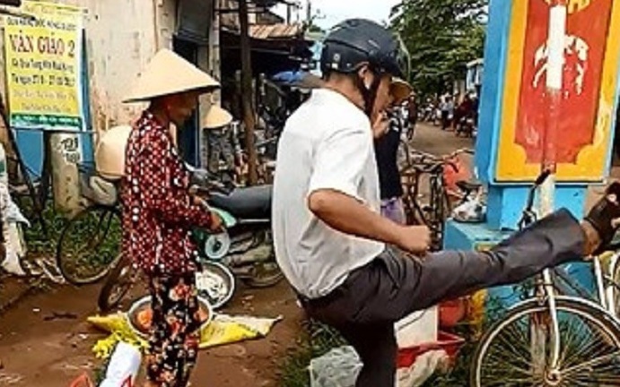 Vụ trưởng công an xã đá hàng hóa của dân: Hành động quá phản cảm