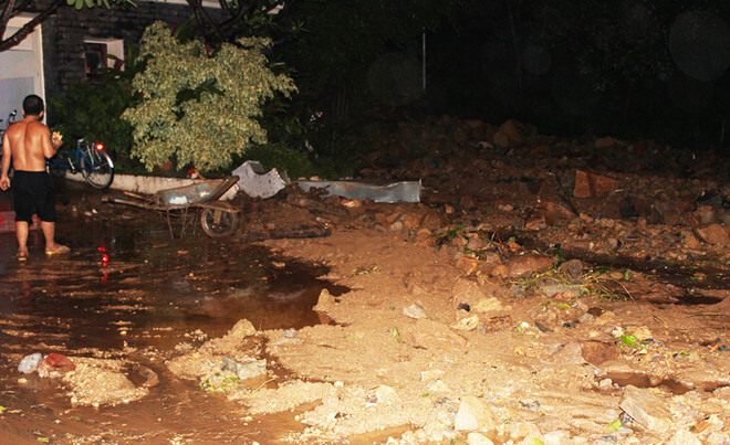 Hàng chục khối đất đá đổ ập xuống khách sạn ở Vũng Tàu