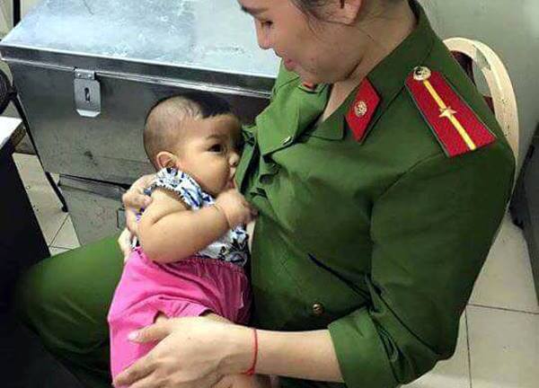 Nữ chiến sĩ công an không ngại ngần cho cháu bé bị bỏ rơi bú sữa mình